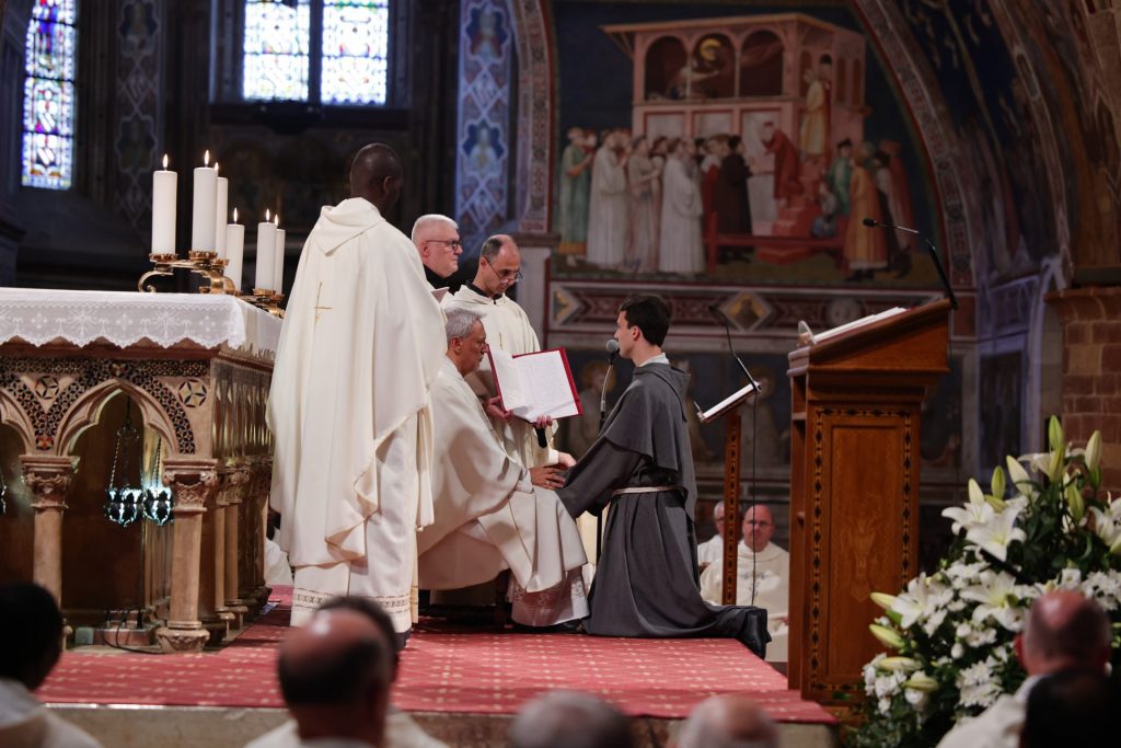 Fray Luis Pérez en su profesión religiosa en la Basílica de San Francisco de Asís, junto a frailes de Europa