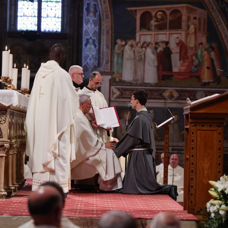 Fray Luis Pérez en su profesión religiosa en la Basílica de San Francisco de Asís, junto a frailes de Europa